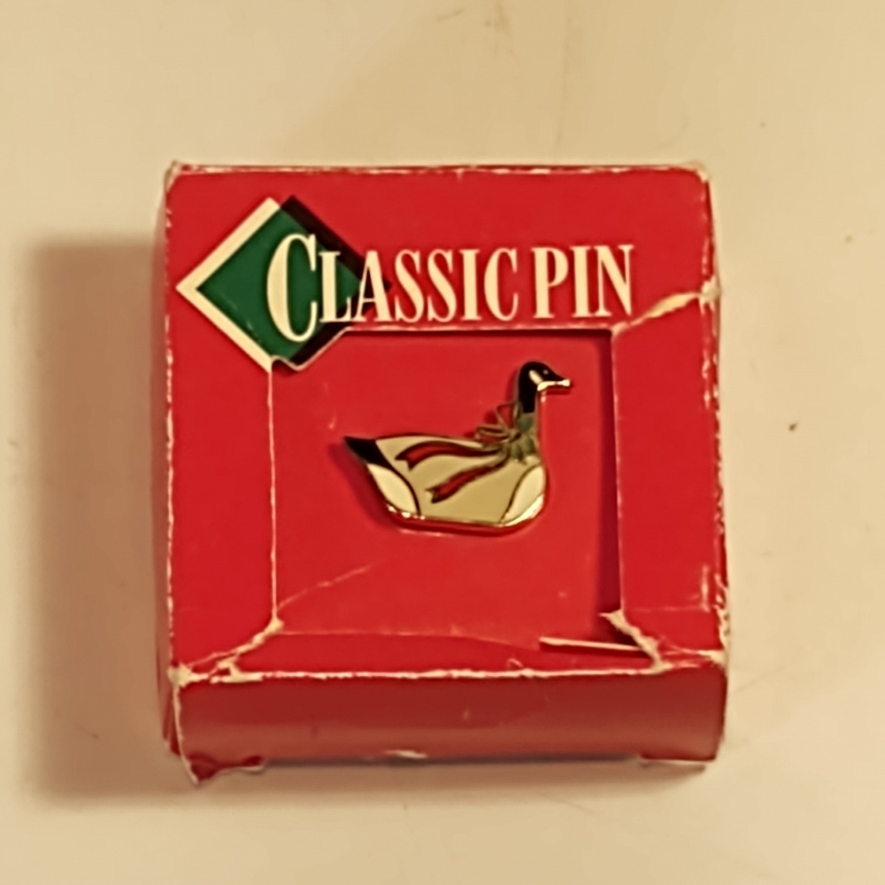 Christmas Goose Holly Ribbon Collectible Cloisonne Tie Lapel Pin 1983 Hallmark